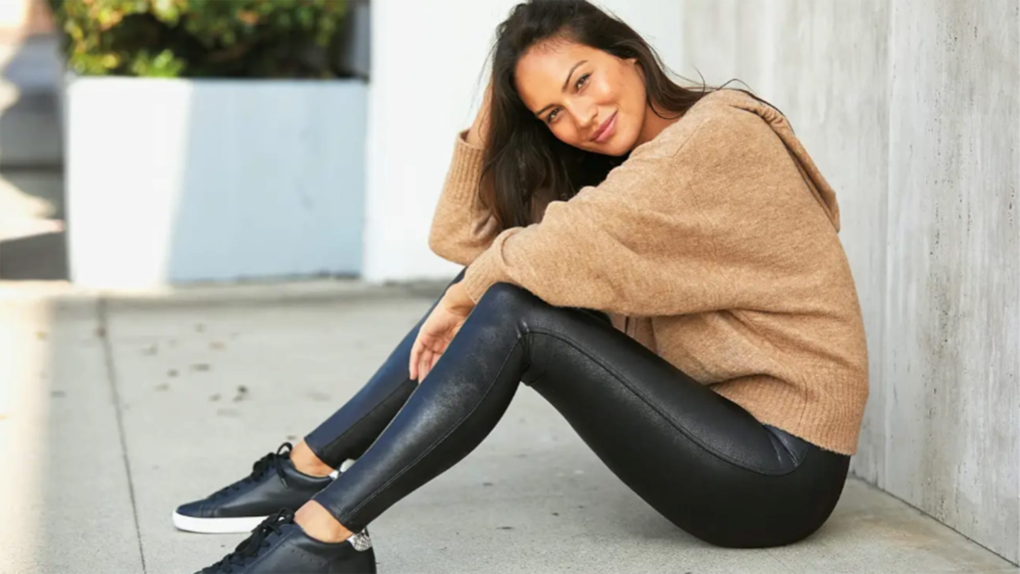 How to Style: Faux Leather Leggings #makeupwithkt #fauxleatherleggings