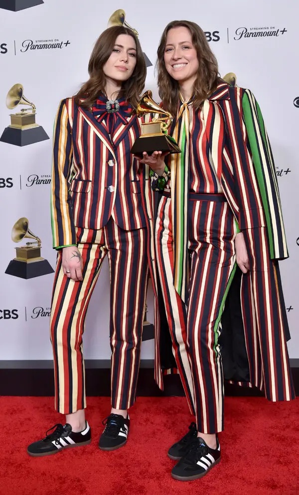 Larkin Poe with their award at the 2024 GRAMMY awards