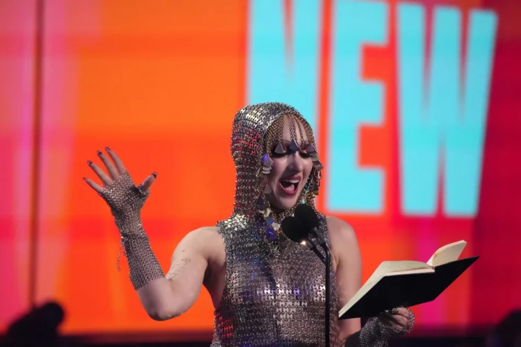 Chappel Roan at the 2024 MTV VMAs reading her acceptance speech from a journal